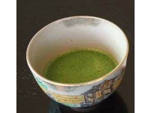 抹茶を点てて試飲