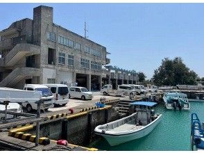 都屋漁港でジンベエザメツアーの受付