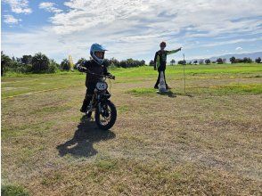 オーバルコースで練習走行