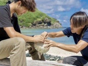ツアー開始!与那国島の歴史やトークを楽しみながらクバ民具作成!