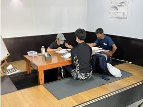 クラスルームで学科講習して 海の知識を学びます