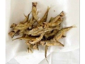 新鲜捕捞的鱼将被制成天妇罗，并呈给您。