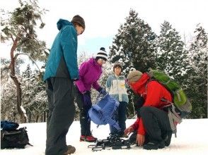 Lecture on how to use snowshoes