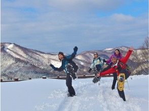 徒步旅行一邊欣賞雪