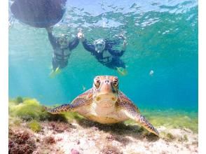 The guide will pull the swim ring along with you, so you can hold on to it and swim together!