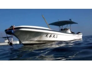 10. 1時間ほどの休憩後、快適さ抜群の青の洞窟専用ボートでご案内いたします。