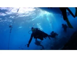 12. 潛入水下前往藍洞！