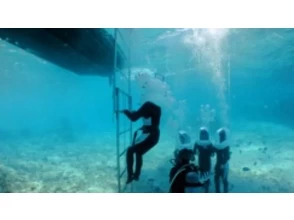 9. 階段を一歩ずつ上がりボートへあがります