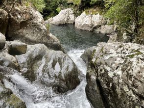 滝の上の景色は絶景です！