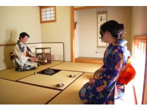 薄茶点前を見てお茶を飲む