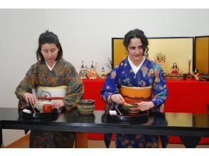 点てたお茶を飲む