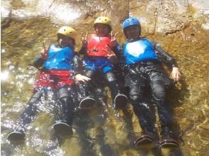 川に寝そべってみよう