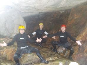 岩屋到着。雨がしのげる岩の東屋でティータイム。