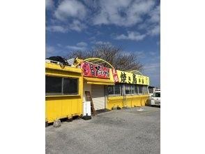 黄色の焼き鳥屋さんが目印