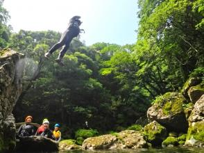 【STEP4】体験クライマックス！岩からの飛び込みに挑戦！「飛ぶ？」「飛ぶ！」&mdash;&mdash;その0.1秒の決断が、今日一番の思い出に変わります。仲間の声援が背中を押してくれる！