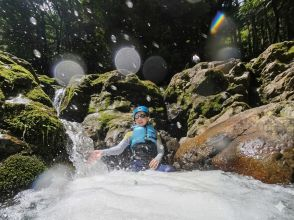 【STEP3】（約90分）キャニオニングスタート！非日常が始まります。泳いで・滑って・飛んで&mdash;&mdash;加江田渓谷の大自然がまるごとアスレチックに変わる！