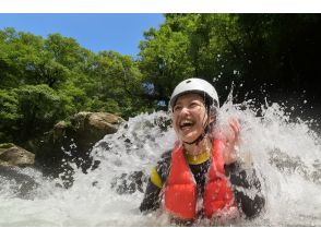 【STEP1】（約15分）集合・受付・準備運動装備を身に着けて、気持ちをキャニオニングモードに切り替えよう！緊張とワクワクが入り混じるこの瞬間から、最高の体験が始まります！