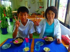在冲绳食堂享用午餐