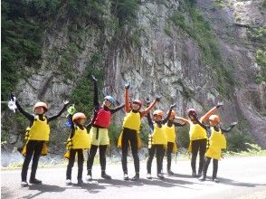 キャニオニングの装備に着替えると、いざ出発！