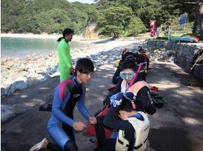 Explanation of how to use equipment and snorkeling