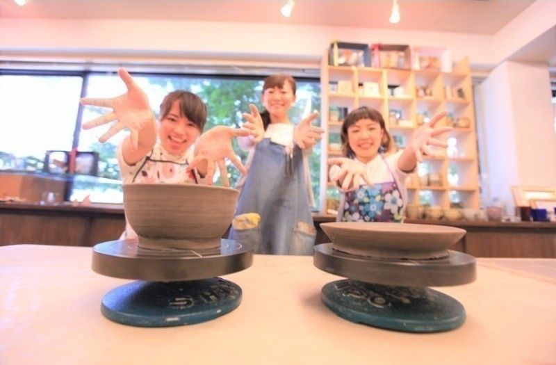 Ceramic art教室・Hand kneadingを楽しむ女性グループ