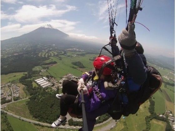 Paragliding with a view of Mount Fuji