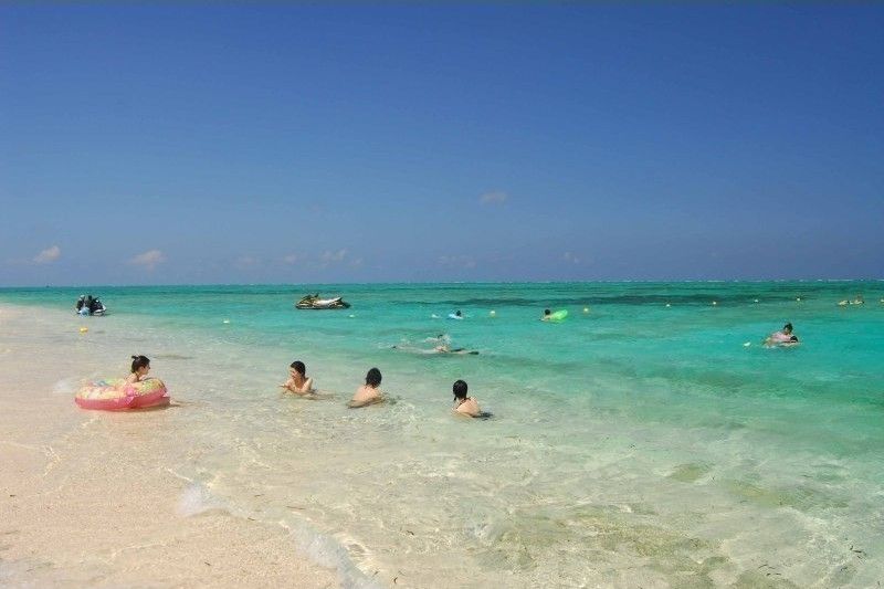 沖縄のナガンヌ島で海水浴を楽しむ人々
