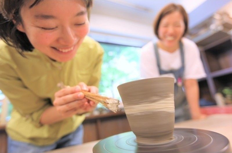 Ceramic art体験を楽しむ女性