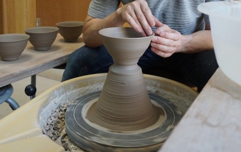 陶芸体験の初心者は手びねりがおすすめ 作り方や電動ろくろとの違いを紹介 アクティビティジャパン