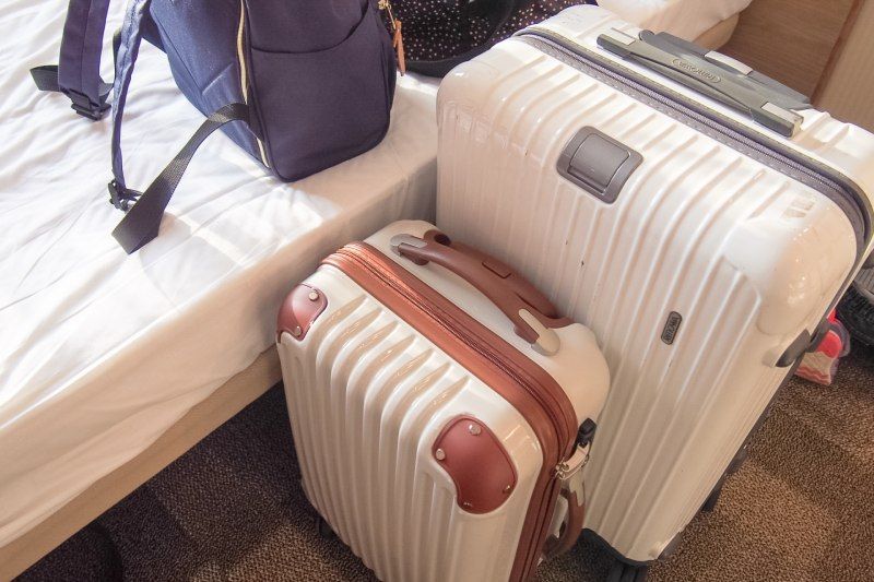 ホテルの部屋　荷物　スーツケース　リュック　キャスターケース