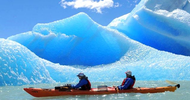 パタゴニアの氷河をカヌー