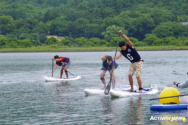 学生レースの激しいバトル