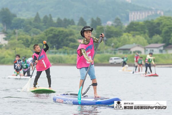 Kids paddling