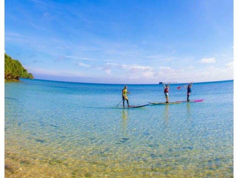 [ร้านแนะนำหมู่บ้านโอกินาว่าออนนะ] SUP (Stand Up Paddle Board) & การดำน้ำตื้น(Snorkeling) ถ้ำสีฟ้าเป็นที่นิยม "SEAJOY"