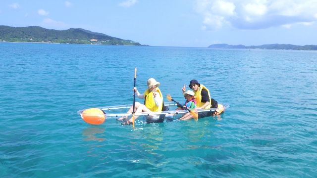 奄美大島「奄美シーランド」 クリアカヤックを楽しむ家族