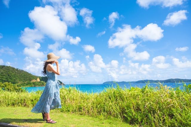 奄美大島の観光を楽しむ女性