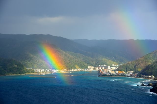 雨後奄美大島上的雙彩虹