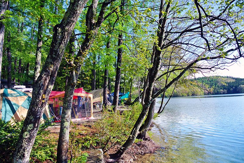 สถานที่ท่องเที่ยวแนะนำที่ทะเลสาบ Aoki Play Campground Hotel Tent BBQ หันหน้าไปทางริมทะเลสาบ