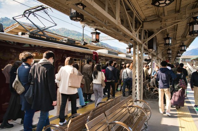 観光客で賑わう紅葉時期の嵐山駅