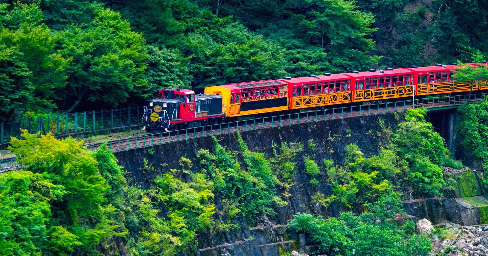 嵐山 トロッコ｜ルートや予約方法を解説！嵯峨野トロッコ列車ガイドの画像