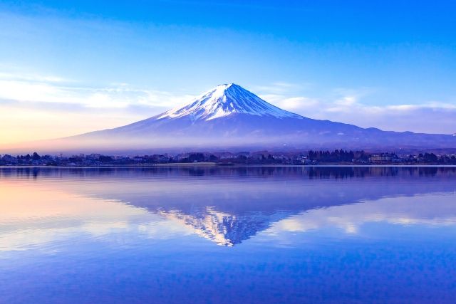 山梨・河口湖　富士山　湖面に映る逆さ富士