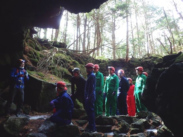 富士山周辺　「【富士山自然遊び】スパイシージャム」　溶岩洞窟　洞窟探検ツアーに参加する子供