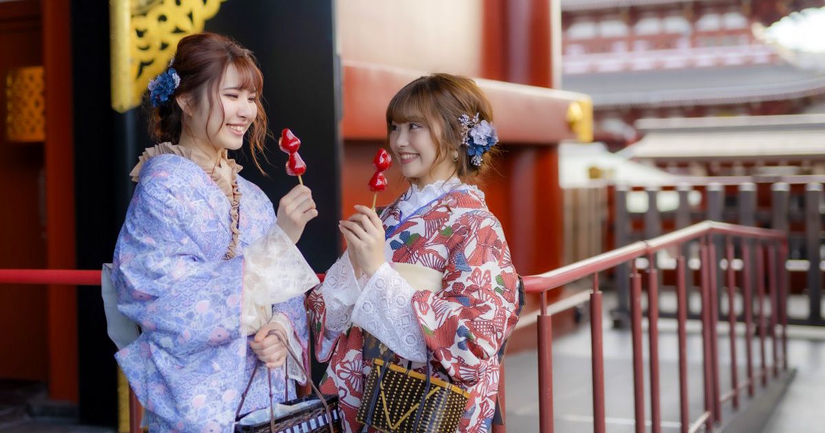 Asakusa Recommended kimono rental Retro and cheap Popular with couples Women enjoying eating while walking around Sensoji Strawberry candy Modern Lace Trend