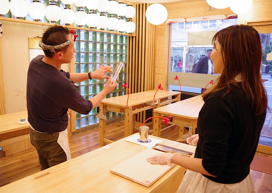 浅草かっぱ橋　そば打ち体験　SOBAGIRI楽常　Ramen　Soba　Making　体験レポート　そば切り体験　道具一式　道具の持ち方や使い方を習う編集部