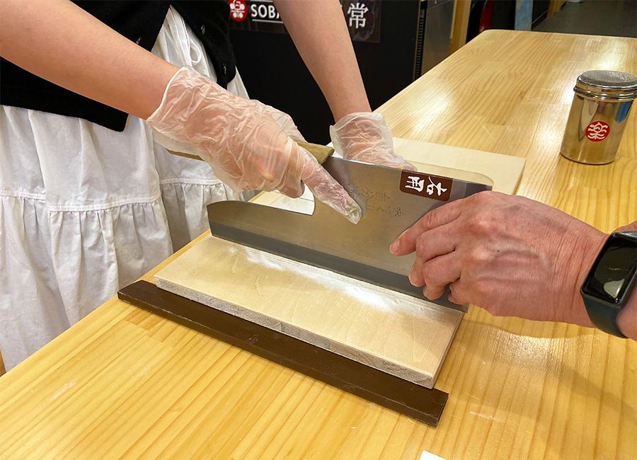 浅草かっぱ橋　そば打ち体験　SOBAGIRI楽常　Ramen　Soba　Making　体験レポート　そば切り体験　道具一式　板に打ち粉をまいて練習