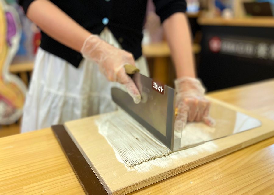 浅草かっぱ橋　そば打ち体験　SOBAGIRI楽常　Ramen　Soba　Making　体験レポート　そば切り体験　細く均等な太さになるように切り進める