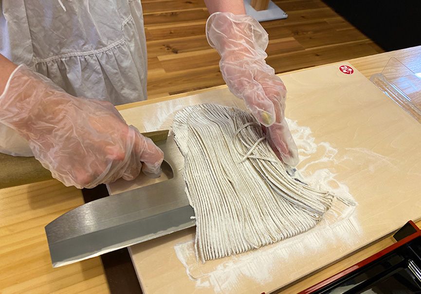 浅草かっぱ橋　そば打ち体験　SOBAGIRI楽常　Ramen　Soba　Making　体験レポート　そば切り体験　完成　器に移す