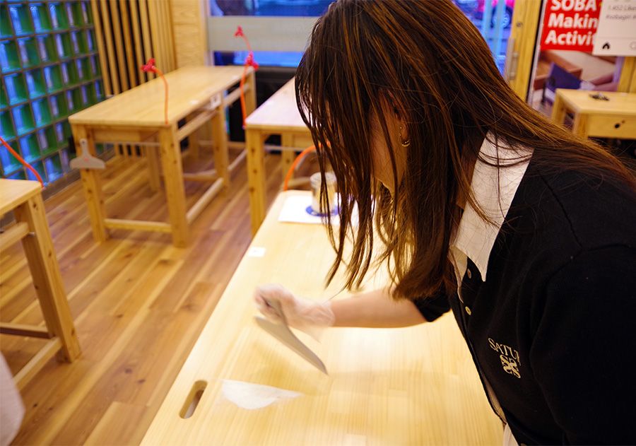 Asakusa Kappabashi Soba Making Experience SOBAGIRI Rakujo Ramen Soba Making Experience Report Make the soba dough Once it's done, clean the table with a scraper