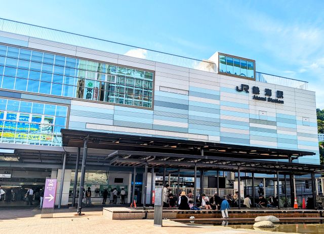 JR Atami Station Lusca Atami ผู้คนเพลิดเพลินกับการแช่เท้าหน้าสถานี