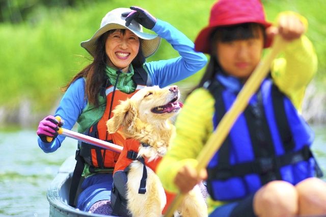 A family enjoying a canoeing experience on the Mimi River at "AMUSE SPORTS" in Hokkaido